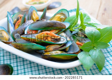 asian green mussel with spicy seafood sauce