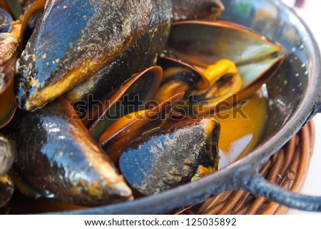Baked mussels in a frying pan