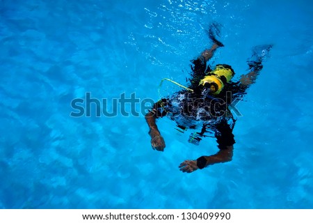 Discovery scuba diving course in deep pool
