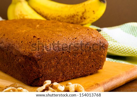Freshly baked classic banana bread with walnuts and bananas.