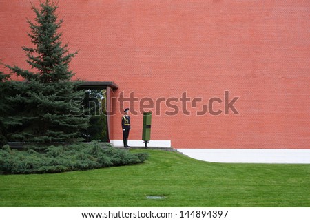 MOSCOW - SEPTEMBER 17: Guard of Honor at the tomb of the Unknown Soldier at the wall of Moscow Kremlin on September 17, 2009 in Moscow, Russia