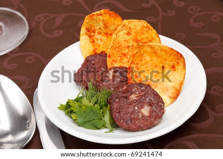 Black pudding sausage and potato chips