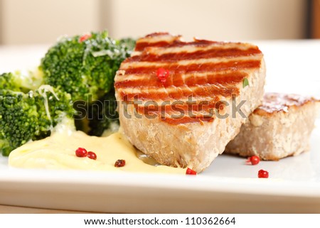 tuna steak with broccoli