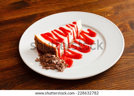 cheesecake with strawberry sauce