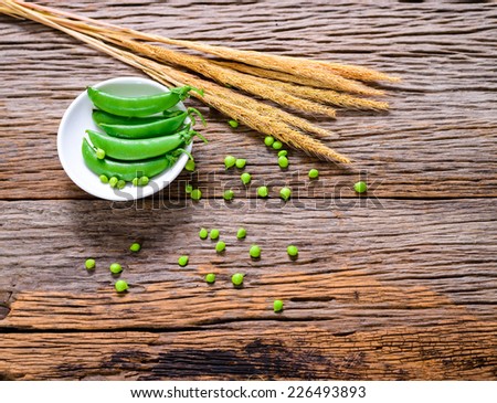 String beans on old wood