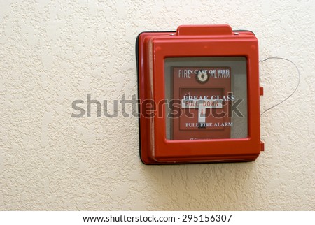 Fire Alarm Pull Station Box. Picture of wall mounted manual fire alarm pull station switch encased in a glass box housing that says In Case of Fire Break Glass.