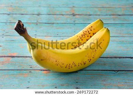 Bananas on a wooden picnic table