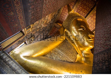 Bangkok - 28 September 2014: Photo walk and tourism at Wat Pho the thai temple in Bangkok Is a famous And has been popular with tourists the world over.