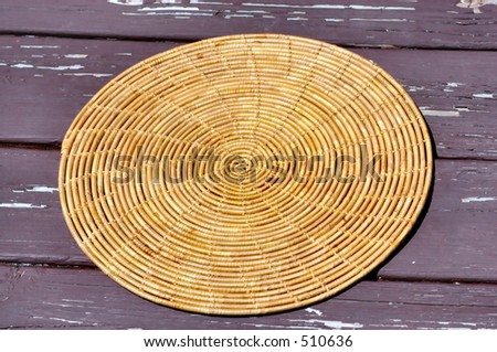 Circular weave on table