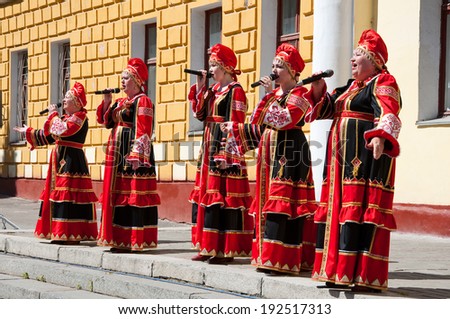 RUSSIA-MAY 9: The group of women sing a song, wearing traditional Russian clothes in Moscow. Day of Victory, May 9,2014.