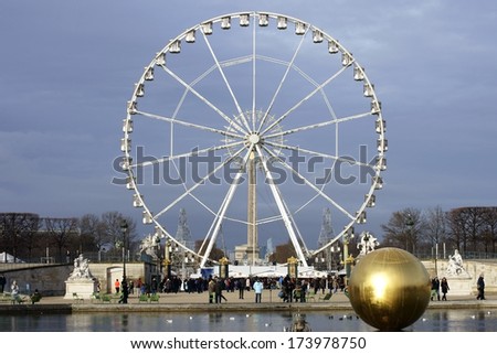 PARIS, FRANCE - DECEMBER 29: The Place de la Concorde with a Ferris wheel and tourists who move around a fountain on  December 29, 2013 in Paris / Ferris Wheel in Paris