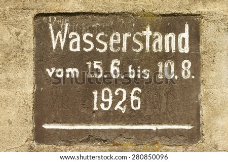 An old high-water mark on a stone from the year 1926th / High-water mark Elbe 1926