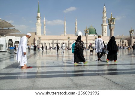 MEDINA, KINGDOM OF SAUDI ARABIA (KSA) - JAN 30: In the prophetic mosque courtyard, walking Muslims on January 30, 2015 in Medina, KSA. Mosque is visiting hundreds of thousands of Muslims every year.