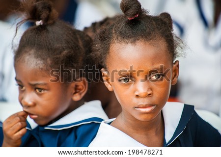 ACCRA, GHANA - MARCH 5, 2012: Unidentified Ghanaian pupils watch the  local street music show in Ghana. Children of Ghana suffer of poverty due to the unstable economic situation