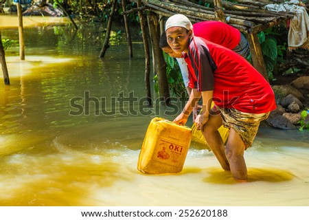 OMO, ETHIOPIA - SEPTEMBER 20, 2011: Unidentified Ethiopian women getting water. People in Ethiopia suffer of poverty due to the unstable situation
