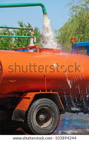 Cleaning truck filling with water