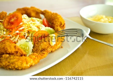 Crispy shrimp salad with vegetables and dressing