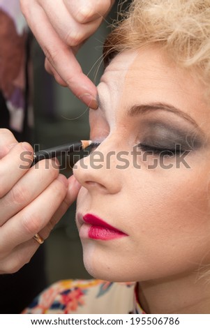 Stylist makes evening makeup