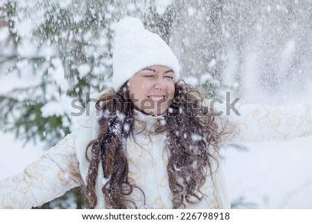 smile Girl throws snow