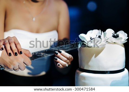 Photo bride and groom cut the wedding cake knife