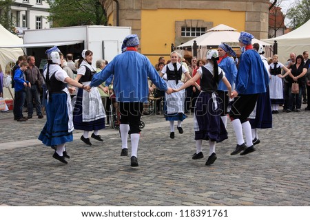 BAD AROLSEN, GERMANY - APRIL 29: dancing chorus in historic clothing showing old dances at the arolsen castle, regional market  April 29, 2012 in Bad Arolsen, Germany
