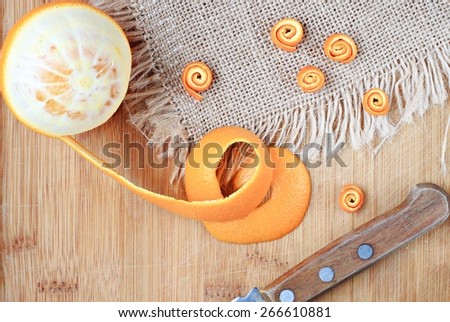 Peeling orange fruit skin in curls