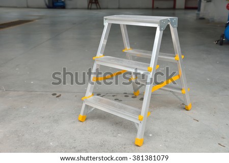 Picture of a small foldable ladder in a car wash