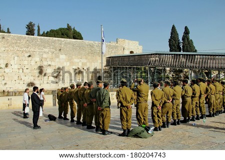 JERUSALEM, ISRAEL - FEBRUARY 13 :   Soldiers of Israel defense force arrived at the Western Wall. Briefing before the prayer on February 13, 2012 in Jerusalem, Israel