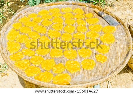 Thailand desserts made from mangoes ripe by removing ripe mangoes and sugar, stir to heat., And taken to a sheet to dry.