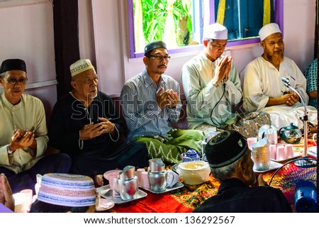 BANGKOK - APRIL 13 : Unidentified Musim senior men pray for Allah for ceremony in Graduation of the Quran on April 13, 2013 in Bangkok, Thailand.