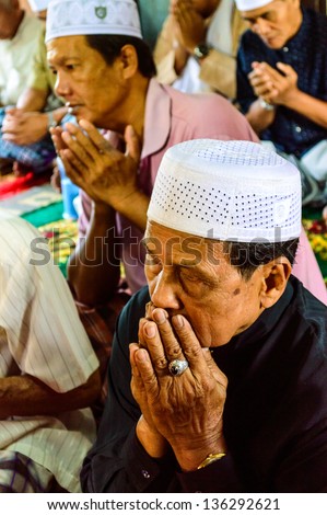 BANGKOK - APRIL 13 : Unidentified Musim senior men pray for Allah for ceremony in Graduation of the Quran on April 13, 2013 in Bangkok, Thailand.