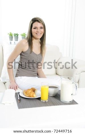 woman in the morning in his sofa, ready to have breakfast