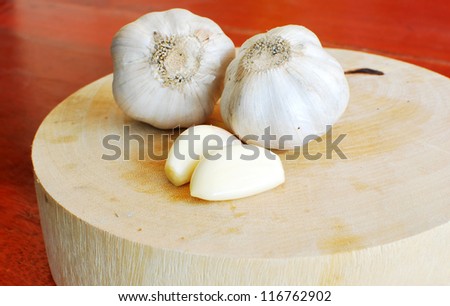Chinese Garlic on wood circle block