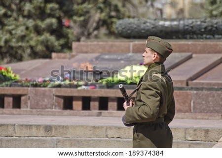 VOLGOGRAD - APRIL 25:Soldiers of  honor guard with a gun in his hand shall be on duty at eternal flame at the Stella monument at the Alley of Heroes.  April 25, 2014 in Volgograd, Russia.