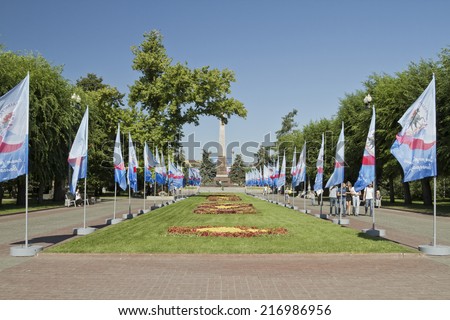 VOLGOGRAD - SEPTEMBER 6:Decorated with flags and lots of tulips the Alley of Heroes on the celebration of the city day . September 6, 2014 in Volgograd, Russia.