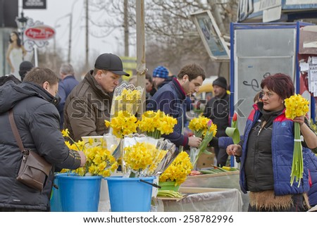 VOLGOGRAD - MARCH 8:Selling flowers at a makeshift flower markets on the eve of international women\'s day.  March 8, 2015 in Volgograd, Russia.