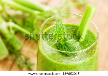 Green smoothie with mint and celery