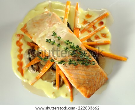 Salmon fillet with Hollandaise sauce, mushrooms and vegetables