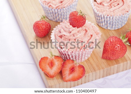 strawberry cupcakes homemade delicious creamy sweet pink