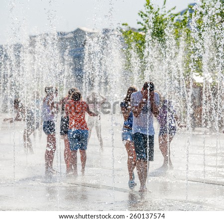 MOSCOW - JULY 31: Young people bathing in dry fountain in Museon Park on July 31, 2014 in Moscow.