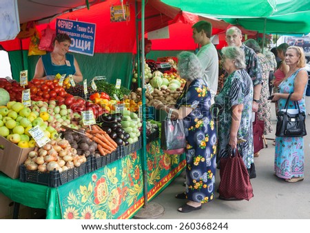 MOSCOW - AUGUST 08: People buying vegetables in Vegetable Fair on Leskov Street on August 8, 2014 in Moscow.