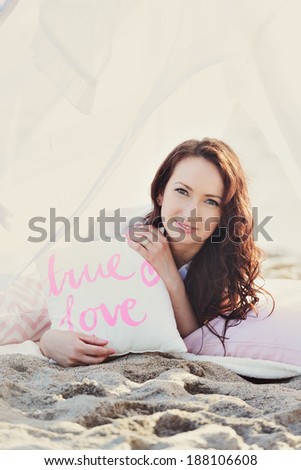 Seaside photo session of a beautiful girl