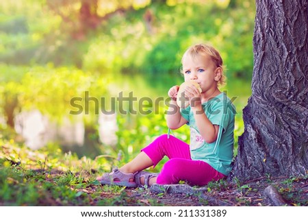 Little girl eating bread rolls