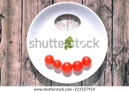 Scales in the shape of the plate with vegetables