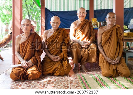 Sakon Nakhon Thailand, on 8 March 2014, the monks Cancer 4 shared bless Buddhist Lent on the merits due to arrive on 11 July 2014.
