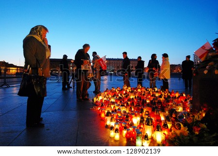 WARSAW - APRIL 17: People mourning on Jozef Pilsudski square in Warsaw after air crash of polish national airplane, Warsaw, Poland, April 17, 2010