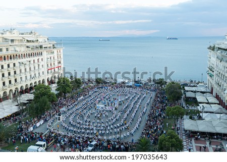 THESSALONIKI, GREECE- JUNE 1, 2014: Rueda de casino flash mob, particular type of Salsa held in Thessaloniki in order to break the Guinness World Record. 1102 people danced in Aristotelous square.