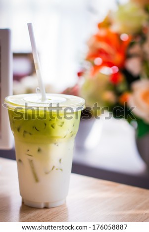 Drink green tea smoothie cold.