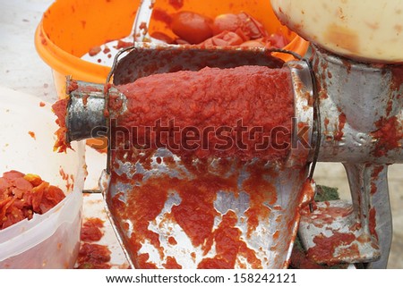 squeezing tomatoes and get the tomato sauce (salsa)