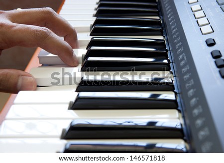 hands and piano player